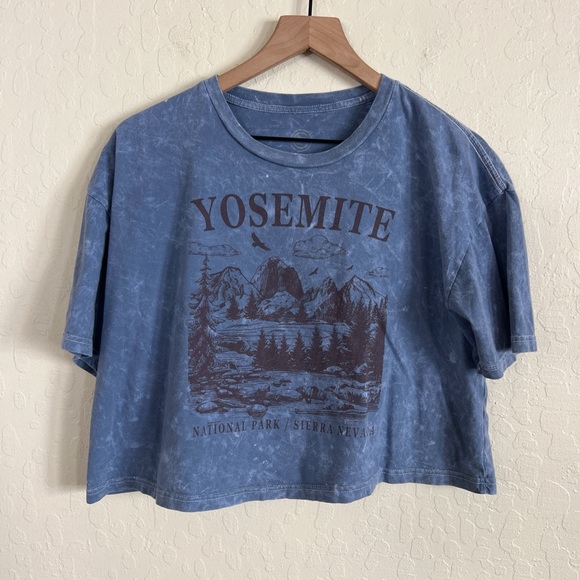 Bundle of 2 Social Culture Outdoor Graphic Cropped T-Shirts Medium Yosemite Wolf - Picture 5 of 8